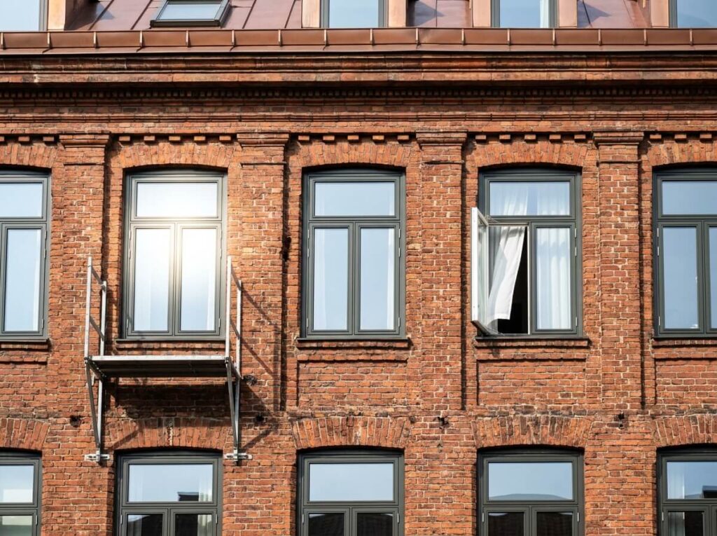 Nya energieffektiva fönster installerade i renoverad tegelfastighet — åtgärdsförslag från energideklaration